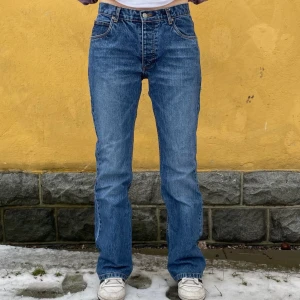 Straight jeans från G-Star - Storlek: 30/32 Skick: Mycket bra skick  📏MÅTT📏 Midja: 40cm Ytterbensmått: 107cm Innerbensmått: 83cm Gren: 26cm Öppning ben: 25cm  Modellerna är 176cm och 173cm långa.