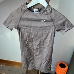 träningstopp gymshark - Tight brun träningstopp/tshirt från gymshark i strl S. Fint skick💗