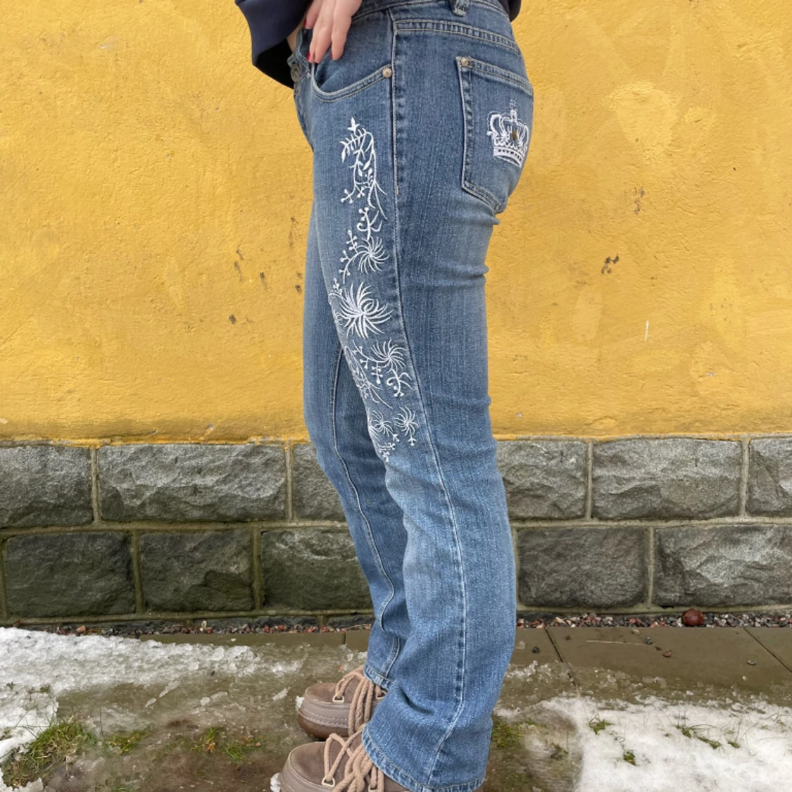 Bootcutjeans med brodyr från HanJeans - 91