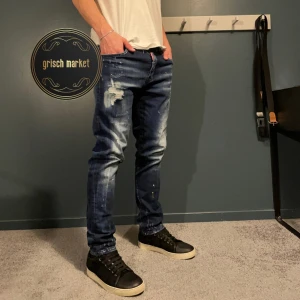 Dsquared2 jeans  - Ett par feta dsquared2 jeans i otroligt bra skick | jeansen är slimfit blå med slitningar och fläckar | size 50 som sitter W32L32 sitter perfa på mig som är 183cm och 72kg | nypris ca 6000-7000kr! | priset är inte hugget i sten! |