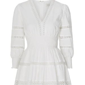 Vit klänning - By malina inez dress, som ny men utan prislapp kvar. Slutsåld, nypris 2599kr. Storlek L, liten i storleken så passar M bra. Skriv för mer bilder 😃😃