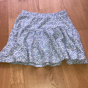 Blå blommig kjol skriv om ni vill ha fler bilder 