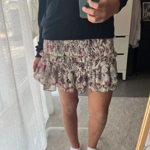 Volangkjol - Populär volangkjol från Zara! Liknar de från Isabel marant! Syns inte på bilderna men den har lite guldväv i sig👌🏼