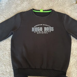 Boss vintage - Skit skit snygg boss vintage i storlek M men passar S också om du har s så blir den lite som en bobbar jacka fluffig typ  Säljer den då den är lite står för mig och passar där av inte mig först till kvarn 