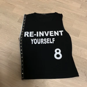 Svart topp - Unik svart topp med cool zipperdetalj och lite stussy vibes🎀 Storlek Xs men passar även S! Svarar gärna på frågor om mått, prisförslag osv❤️