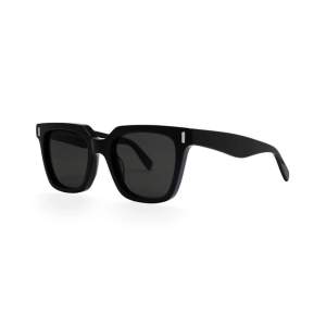 Nivedas solglasögon modell ”New York” i svart. Nyskick med tillhörande hårt fodral.  Nypris : 1199:- 