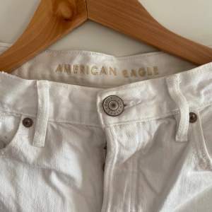 Somriga jeans med hål i modellen 90s Boyfriend från American Eagle. Storleken är US 8 vilket ungefär motsvarar en EU 38. Köpare står för frakten✨