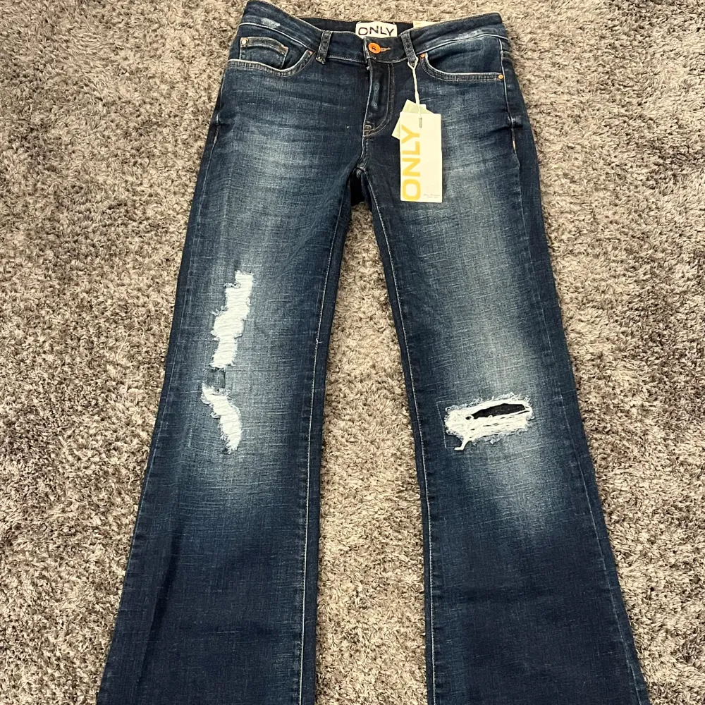 Mörk blå rippade Jeans som tyvärr inte passar på mig! Köpta för 685kr och aldrig använda!💞. Jeans & Byxor.