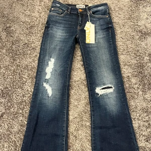 Only jeans  - Mörk blå rippade Jeans som tyvärr inte passar på mig! Köpta för 685kr och aldrig använda!💞  Midjemått: 39cm Innerbenslängd: 83