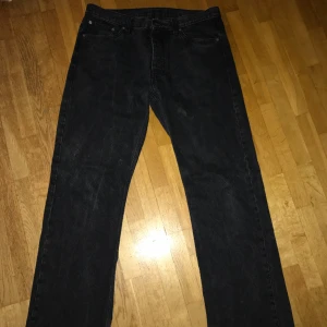 Hope rush Jenas  - Säljer mina hope rush Jens Washed black stl 33. Jag är 188 och sitter bra. Köpte från hopes hemsida för 1600