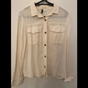 Skjorta - Skjorta med knyt i midjan. Går även att bära den utan