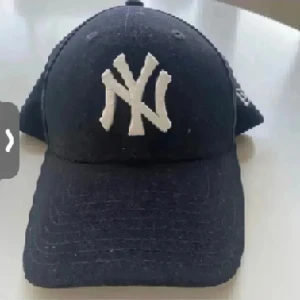 Keps - Sminkrand vid pannan på insidan annars fint skick. Mörkblå