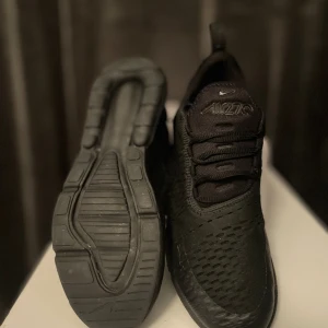 Air Max 270 - Tjena folket!, säljer nu mina sparsamt andvända 270’s då dom inte riktigt passar min stil. Strl 42,5 och overall skick på skon är 7/10 box medföljer givetvis. De är köpta i London på jd sports. Om du har några funderingar tveka inte på att fråga mig.