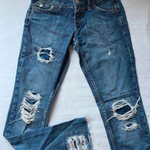 ”Patty Anne” jeans, använda, som ny, var köpa med sådana hål. 