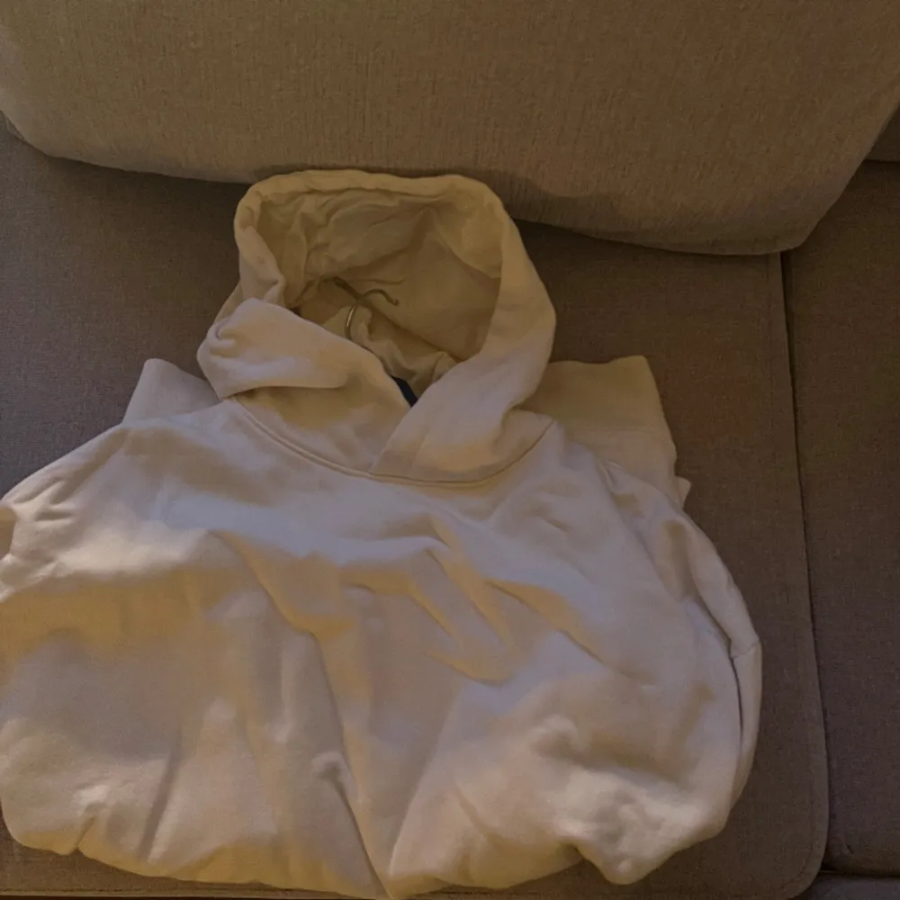 Krämvit oversize hoodie från asos, passar storlek S/M. Sparsamt använd.. Hoodies.