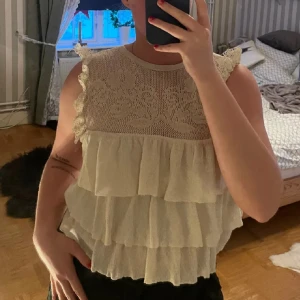 Söt zara topp - Jätte fin zara topp med volanger och glitter! Använd 2 gånger så är i väldigt bra skick. Toppen är i st M och är sann i storleken. 