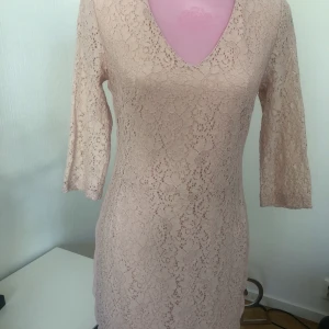 Klänning M  - Klänning från Danska St.Tropez Använd 1 gång/ tvättat 1 gång Dusty rosa färg 