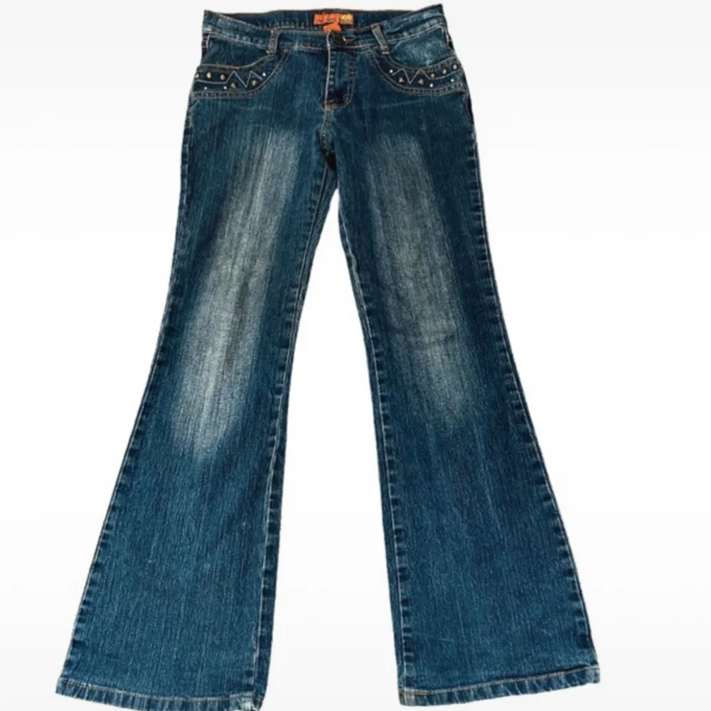 Jätte fina låga byxor (väldigt låga) stl 34 och lite för korta på mig i benen som är 1,64 cm lång.  . Jeans & Byxor.