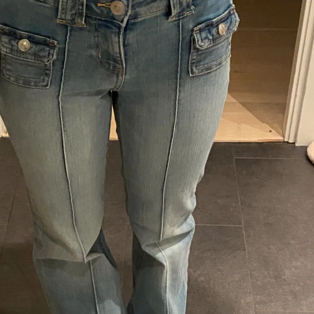 Aldrig använda, med lapp kvar. Storlek 34z    Så fina eftertraktade jeans från H&M, som inte länge går att köpa på hemsidan. Säljer då de är för långa för mig. . Jeans & Byxor.