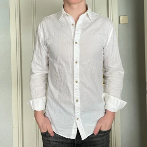 Vit linneskjorta - Jack and Jones - Tja! Säljer nu min vita linneskjorta från Jack & Jones. Skick: 8,5/10,  fint skick. Storlek: S. Mitt pris: 200kr. Modellen är 186 och väger 79 kg. Kontakta mig för fler bilder eller info!