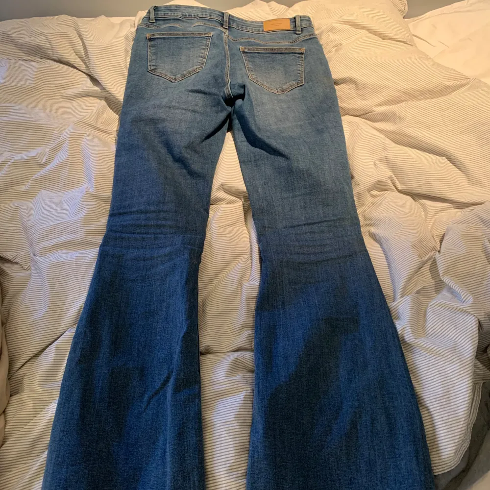 Blåa lågmidjade jeans från Vero Moda, fint skick. 🩷ordinarie pris 500kr. Priset går att diskuteras. . Jeans & Byxor.