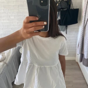 Blus  - Säljer denna jättefina tröja som inte kommer till Andvändning, Tröjan är Andvänd 1-2 gånger och är i ny skick! 