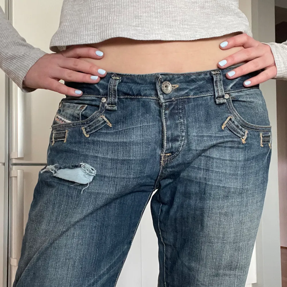Så coola bootcut jeans med detaljer😍midjemått 42cm innerbensmått 74cm. Jeans & Byxor.