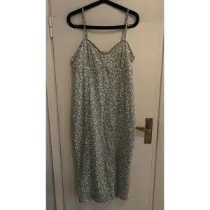 Säljs en jätte fin klänning i storlek L från bubbleroom. Är i normal storlek. Aldrig använd. Säljs den för den har blivit stor för mig. 