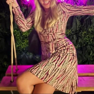 designer dress DIANE von FURSTENBERG - Säljer en otrolig designer klänning från  DIANE von FURSTENBERG 🩷. Mycket bra skick   Knälång.   100 % silke. Anpassningsbar knytning. Skulle säga att den passar alla med storlek S , M , L. Men främst storlek M 