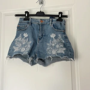 Jeans med broderier  - Bra skick, använd några gånger, inga skador 