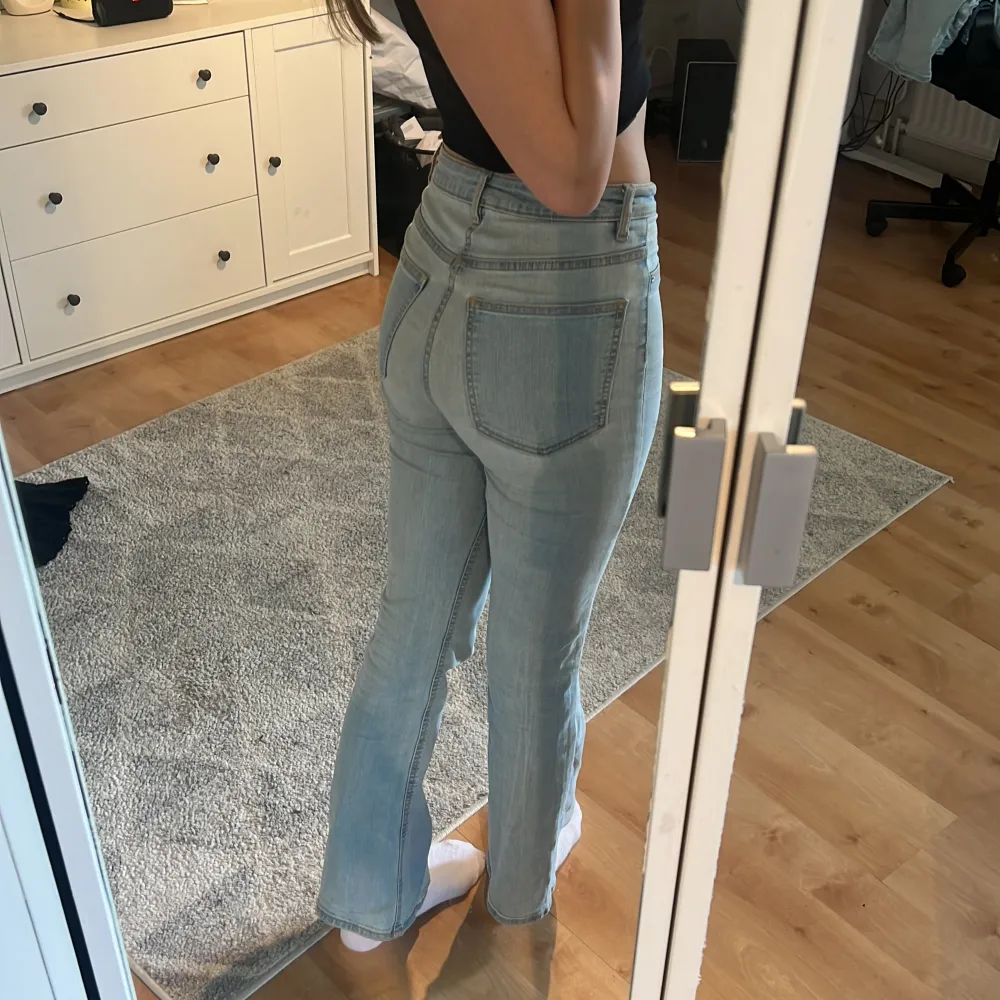 Säljer ett till par av mina ljusblå jeans. Dessa är mer stretchiga och väldigt mjukt material. Pris går att diskutera men de är i nyskick.🥰. Farkut & Housut.