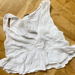 2 olika sommar toppar  - Skriv för mer information  100kr styck