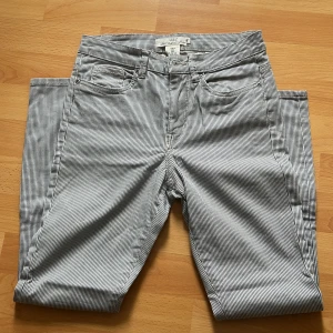 randiga jeans 🫶 - gulliga randiga/striped jeans från h&m storlek 34,, knappt använda passar nog skinny