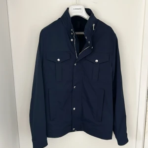 j.lindeberg  - j.lindeberg jacka, storlek M, 10/10 skick, använd max 10 gånger då jag köpte den innan vintern och sen har växt ur den. Har inte använt den sen dess, de är bara att höra av dig om du har frågor och funderingar, pris kan diskuteras vid snabb affär.