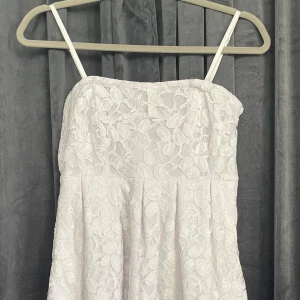 Vit spetsklänning - Spetsdröm från Vila! Resår i ryggen, underkjol och fickor 🤩 Använd en gång så superfint skick!