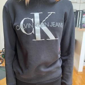 Svart sweatshirt  - En svart sweatshirt från calvin klein💕