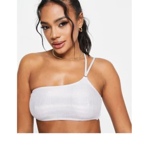 Silvrig bikini - !!ALDRIG ANVÄND!! Silvrig bikini från VAI21, lappar osv sitter kvar. Storlek 36 men passar 34 också. Lånade bilder från asos skriv för fler bilder 💕💕 (150kr för båda delarna) eller prisförslag💞