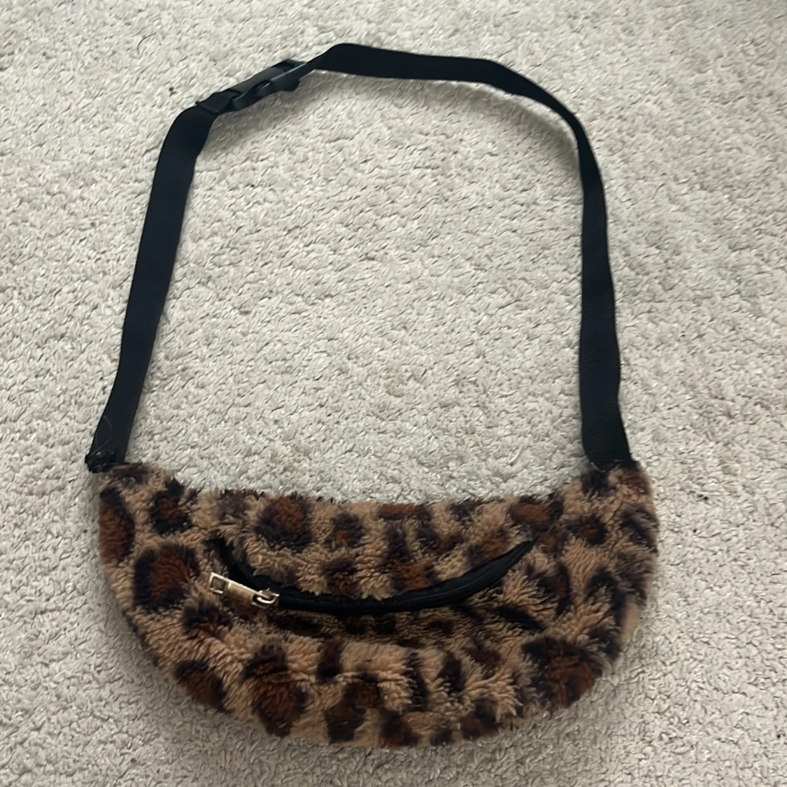 Leopard mönstrad magväska