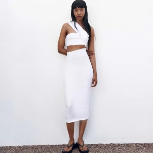 NY med lappar ZARA klänning cut-out vit - Passar S-M, ny med lappar kvar. Köpt förra året då den sålde slut fort.  Art nummer: 4174/335/250 Lånade bilder 