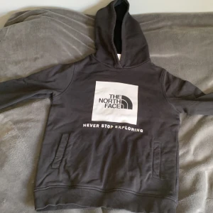 The North Face Hoodie XL/TG Junior  - Används några fåtal gånger, i bra skick sitter bra för 150/158cm