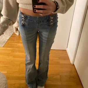 Intressekoll  - Intressekoll på dessa Såå snygga jeansen som tyvärr blivit lite stora för mig🩷❤️ Innerbenslängden: 80 cm Midjemåttet: 35 cm De är stretchiga!