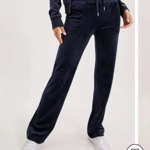 Juicy couture byxor  - Säljer ett par mörkblå Juicy Couture byxor i stl M säljer dom eftersom jag inte använder dom längre 