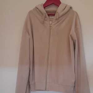 Kofta - En kofta från gina tricot . Storleken är liten. Men jag som har xs i storlek så passar koftan mig.