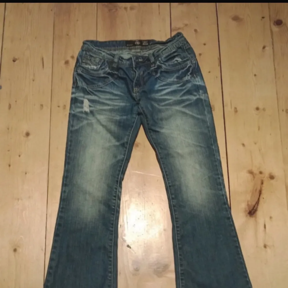 Bra skick är dock lite för små på mig vilket är varför jag säljer de, men super fina jeans! ( tar emot pris förslag!). Jeans & Byxor.