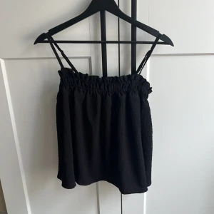 Svart topp - Supersöt svart topp från Asos!