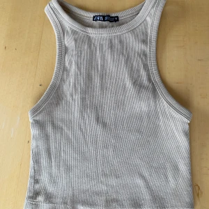 Zara top - Vardaglig top, säljer eftersom den är för liten. Liten defekt vid söm, se bild 2
