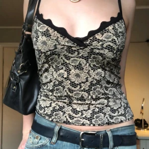 Y2k topp - Ett linne i ett supergulligt spetsmönster 