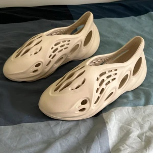 yeezy foam runners - STORLEK 44 helt oanvända foam runners. Fick dessa i födelsedagspresent men är för stora för mig så jag säljer dem istället. Pris kan diskuteras.  Aldrig använda. 100% äkta.