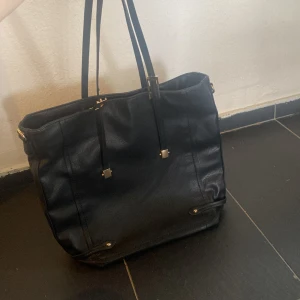 stooor väska❤️ - stooor väska i fint skick från chartmant❤️Betalning via swish eller klp nu❤️