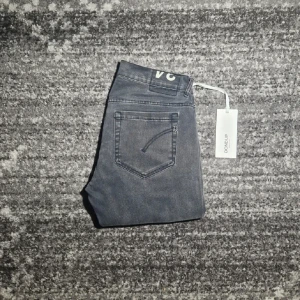 Dondup Jeans - Tja! Säljer nu dessa riktigt stilrena jeans som dessutom är de trendigaste på marknaden. Skick 9.5/10. Hör av er vid frågor!